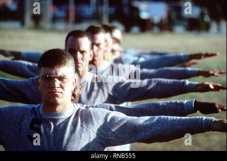 1980 - une colonne d'officier de marine les candidats à se préparer à faire un exercice dans le cadre de leur formation à l'école de base pour les officiers de marine à la Marine Corps et l'éducation. Banque D'Images