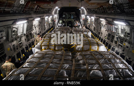 Un C-17 Globemaster III fournit une aide humanitaire de l'Homestead Air Reserve Base, FL à Bogotá, Colombie, le 16 février 2019. Cette mission est prévue à la demande de la secrétaire d'État américaine, en étroite coordination avec l'USAID et avec l'approbation du gouvernement de la Colombie. Le rôle de l'armée américaine au cours de cette mission de transporter d'urgence aide à la Colombie pour la distribution éventuelle par les organismes de secours sur le terrain pour les Vénézuéliens touchés par la détérioration rapide de la crise dans leur pays. Cette mission humanitaire souligne l'United States' com de l'entreprise Banque D'Images