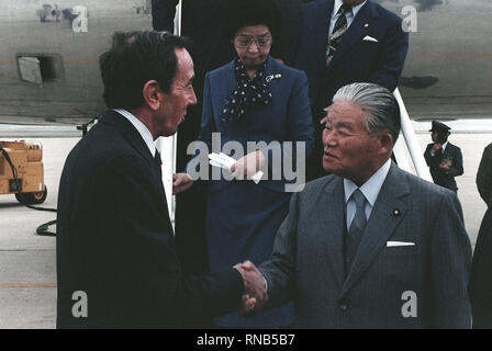 1980 - Le Premier ministre Masayoshi Ohira japonais est accueilli dès son arrivée aux États-Unis pour une visite. Banque D'Images