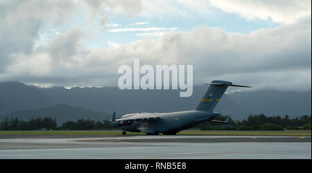 Un C-17 Globemaster III affectés à une base commune Charleston, S.C. des taxis pour le décollage au Marine Corps Base Hawaii, Hawaii, le 23 janvier 2019 pour soutenir l'exercice Patriot Palm. Exercice Patriot Palm est une joint-service exercice coordonné par l'Air Force Reserve, conçus pour intégrer les premiers intervenants de l'administration, les agences et les militaires et en fournissant une formation en intervention rapide en cas de catastrophe naturelle ou d'urgence régionaux. (U.S. Air Force photo de Tech. Le Sgt. Nicholas A. Prêtre) Banque D'Images