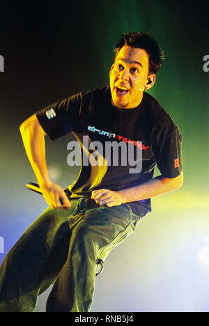 Mike Shinoda chanteur de Linkin Park l'exécution à la London Docklands Arena 16 septembre 2001, Londres, Angleterre, Royaume-Uni. Banque D'Images