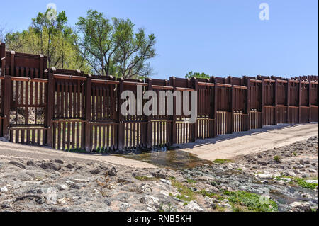Frontière barrière sur la frontière du Mexique, de type barrière piétonne bollard, design spécial pour permettre l'écoulement de l'eau, côté US, à l'Est de l'Arizona Nogales, Avril 2018 Banque D'Images