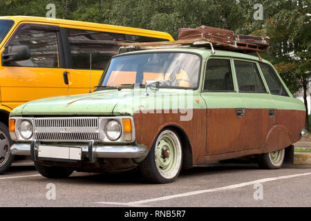 Voiture d'époque avec des valises sur le toit. Abandonné dans le stationnement de l'automobile Banque D'Images