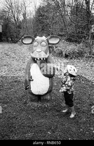 L'enfant du Gruffallo,sculpture Trail The Gruffalo, Alice Holt Forest, Farnham, Surrey, Angleterre, Royaume-Uni. Banque D'Images