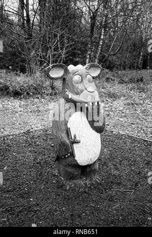 L'enfant du Gruffallo,sculpture Trail The Gruffalo, Alice Holt Forest, Farnham, Surrey, Angleterre, Royaume-Uni. Banque D'Images