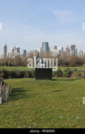 Situé à Millwall ion Park, sur l'Isle of Dogs, cette réplique de Frank Dobson's 'femme et poisson" aux environs de 1951, remplace la sculpture située sur le Cleveland Estate dans Stepney. L'original a été acheté pour l'arrondissement par le conseil du comté de Londres en 1963, l'année de la mort de Frank Dobson. Banque D'Images