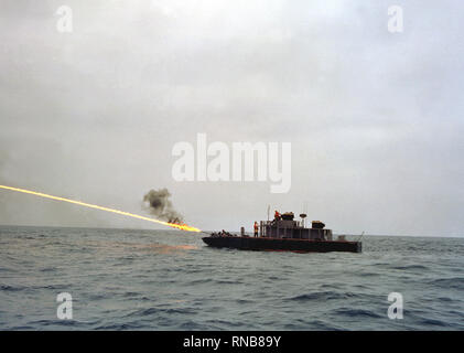 1969 - un Marine américain lance-flammes ZIPPO test est tiré par un bateau de patrouille. Banque D'Images