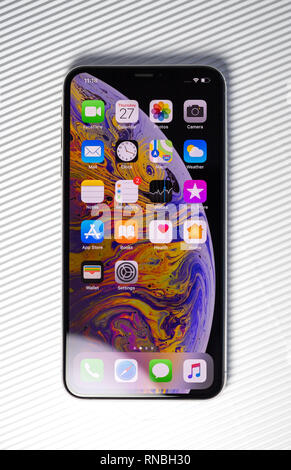 PARIS, FRANCE - Sep 27, 2018 : nouveau modèle de smartphone iPhone Xs Max par ordinateurs Apple close up avec tous les home apps contre fond blanc rayures Banque D'Images