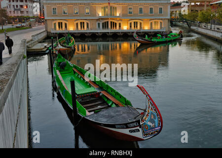 Moliceiro boats docked le long du canal central d'Aveiro, Portugal Banque D'Images