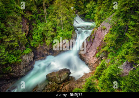 Cascades - cascades de Mickiewicz dans les Hautes Tatras sur le ruisseau Roztoka, Malopolskie Banque D'Images