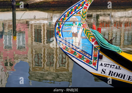 Moliceiro boats docked le long du canal central d'Aveiro, Portugal Banque D'Images