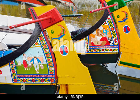 Moliceiro boats docked le long du canal central d'Aveiro, Portugal Banque D'Images