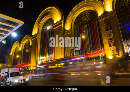 BUENOS AIRES, ARGENTINE - 20 SEPTEMBRE : un fort trafic sur la rue Corrientes par nuit. La façade de l'immeuble Abasto de Buenos Aires, Argentine Banque D'Images