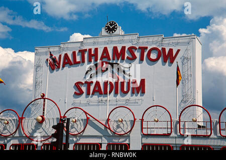 Walthamstow Stadium à Londres. Photographie prise en 2003. Walthamstow Stadium était une piste de course de lévriers situé dans le London Borough de Waltham Forest dans l'Est de Londres. Il était considéré comme le premier stade de courses de lévriers en Grande-Bretagne à la suite de la fermeture de la Ville Blanche en 1984. Le stade fermé le 16 août 2008. Banque D'Images