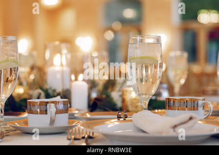 Verres sur une table Banque D'Images