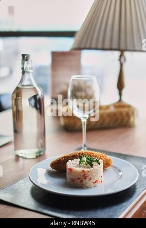 Bol à riz et chop frit dans le restaurant. Risotto italien rigolo libre sur une plaque horizontale vue latérale. Banque D'Images