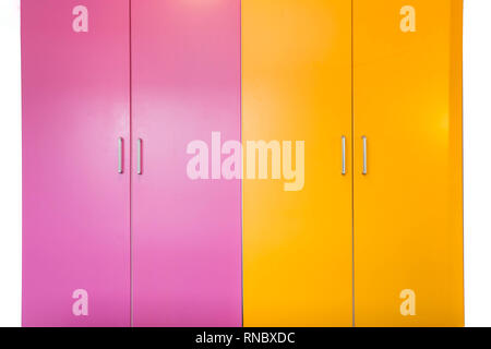 Colorful rose et orange fraîchement peint mur et des portes de placard, portes sont fermées isolated on white Banque D'Images