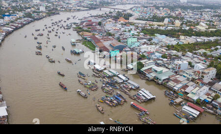 Vue aérienne, vue du dessus du marché flottant de Cai Rang. Les touristes, les gens à acheter et vendre des aliments, légumes, fruits sur le bateau, navire à river market Banque D'Images