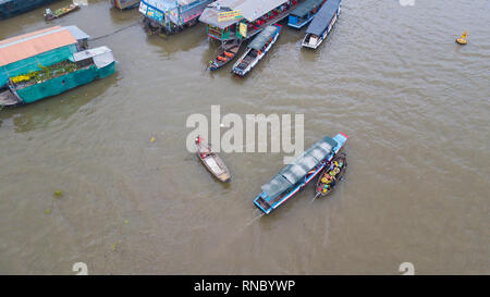 Vue panoramique de la circulation du marché flottant de Cai Rang, Can Tho, Vietnam. Vue de dessus des touristes voyagent, les gens achètent et vendent de la nourriture, fruits, légumes Banque D'Images