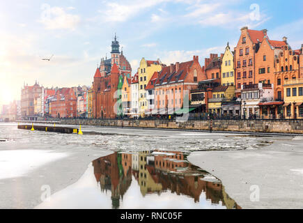 Les immeubles de la vieille ville de Gdansk et de leur reflet dans le relax s. Banque D'Images