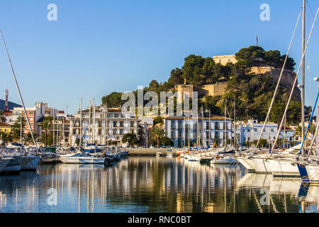 Vue panoramique de Denia Port Marina promenade et château Banque D'Images