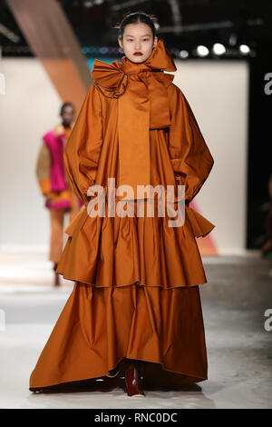 Modèles sur le podium au cours de l'automne/hiver 2019 Roksanda London Fashion Week show à l'Ancien hôtel de Selfridges à Londres. Banque D'Images