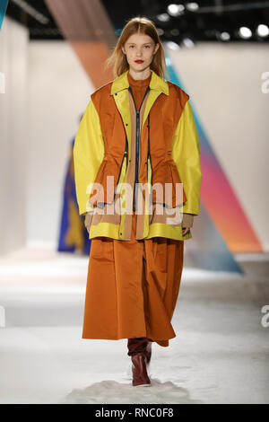 Modèles sur le podium au cours de l'automne/hiver 2019 Roksanda London Fashion Week show à l'Ancien hôtel de Selfridges à Londres. Banque D'Images