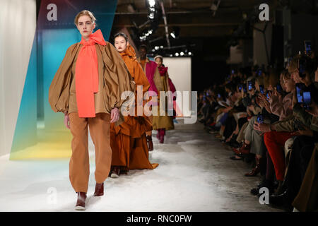 Modèles sur le podium au cours de l'automne/hiver 2019 Roksanda London Fashion Week show à l'Ancien hôtel de Selfridges à Londres. Banque D'Images