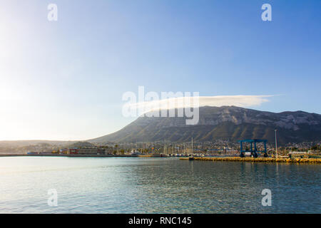 Vue panoramique du port de Denia et de la promenade, avec en toile de fond la montagne Montgó Banque D'Images