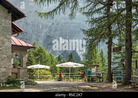 Randonneurs à Rifugio Vazzoler, une montagne guesthouse dans la Dolomites sur l'Alta Via 1 Sentier de longue distance, à la base de Val dei Cantoni Banque D'Images