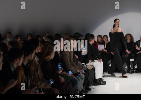 Modèles sur le podium au cours de l'automne/hiver 2019 Chalayan London Fashion Week show au Sadler's Wells Theatre de Londres. Banque D'Images