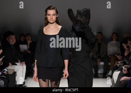 Modèles sur le podium au cours de l'automne/hiver 2019 Chalayan London Fashion Week show au Sadler's Wells Theatre de Londres. Banque D'Images