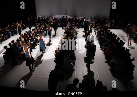 Modèles sur le podium au cours de l'automne/hiver 2019 Chalayan London Fashion Week show au Sadler's Wells Theatre de Londres. Banque D'Images