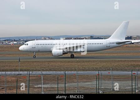 L'aéroport de Frankfurt Rhine-Main. Un Airbus A320-214 de la compagnie aérienne de l'Estonie Estonie SmartLynx, sans adjonction de couleurs ou un logo, roule sur une position de stationnement sur le côté sud de l'aéroport. Dans le monde d'utilisation | Banque D'Images