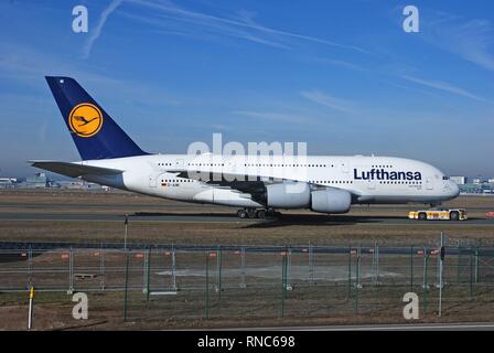 L'aéroport de Frankfurt Rhein-Main. Un Airbus A380-800, du nom de Berlin, de la compagnie aérienne allemande Lufthansa, est remorqué à partir du côté sud de l'aéroport à une position de stationnement aux bornes sur le côté nord. Dans le monde d'utilisation | Banque D'Images