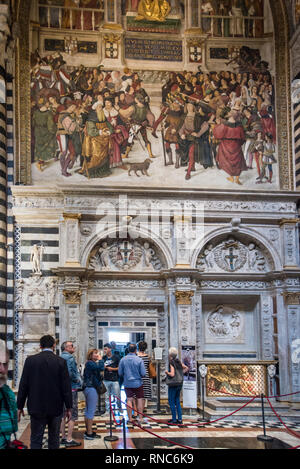 Les touristes entrant dans la Bibliothèque Piccolomini Duomo (cathédrale de Sienne), Toscane, Italie Banque D'Images