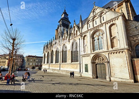Bruxelles, Belgique - 17 février 2019 : Eglise Notre-Dame de la Chapelle, près du marché de la place du jeu de balle sur un dimanche ensoleillé . Les gens à pied Banque D'Images