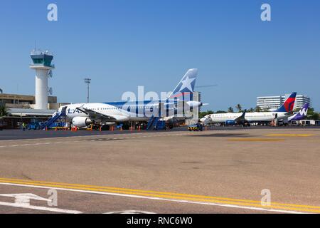 Cartagena, Colombie - janvier 27, 2019 : Les avions de l'aéroport à Cartagena (CTG) en Colombie. Dans le monde d'utilisation | Banque D'Images