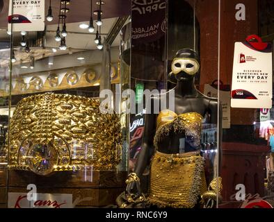 Décorées avec un mannequin et un anneau d'or Géant, cette boutique à Dubai's Gold Souq attire les clients. Surtout le soir, l'Unis comme de venir à le souk de l'or pour faire du shopping. (10 janvier 2019) | dans le monde entier Banque D'Images