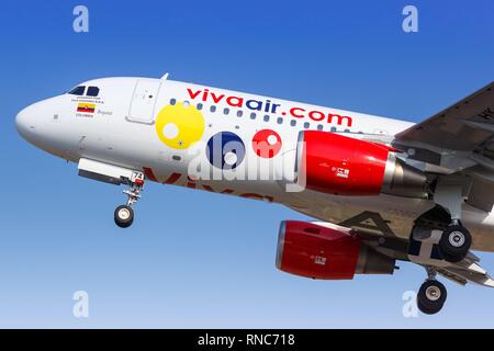 Cartagena, Colombie - janvier 27, 2019 Vivaair : Airbus A320 avion à l'aéroport de Cartagena (CTG) en Colombie. Dans le monde d'utilisation | Banque D'Images