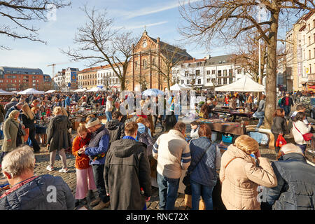 Bruxelles, Belgique - 17 février 2019 : beaucoup de gens profiter d'une journée d'hiver ensoleillée au marché aux puces de la Place du jeu de balle le 17 février 2019 en Banque D'Images