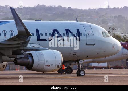 Cartagena, Colombie - janvier 27, 2019 : LAN Airbus A320 avion à l'aéroport de Cartagena (CTG) en Colombie. Dans le monde d'utilisation | Banque D'Images