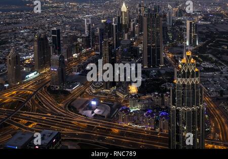 Vue depuis le belvédère (456 m) de la 828 m de haut au centre-ville de Burj Khalifa à Dubaï le soir avec Bur Dubai district centre financier et commercial. Sur la gauche, vous pouvez voir une junctionless carrefour. (11 janvier 2019) | dans le monde entier Banque D'Images