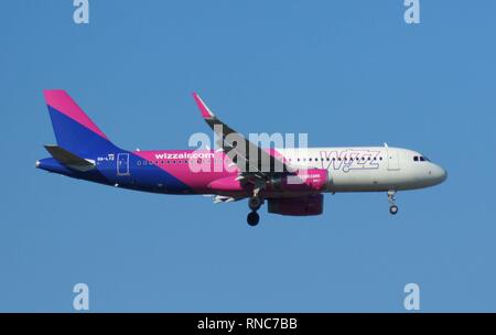 Un Airbus A320 de la compagnie aérienne hongroise wizzair, s'approchant de la piste du sud de l'aéroport de Frankfurt Rhine-Main. Dans le monde d'utilisation | Banque D'Images