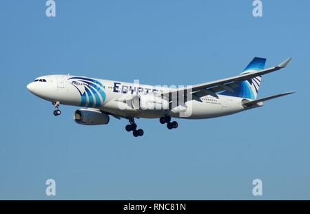 Un Airbus A330-200 de la compagnie égyptienne Egyptair, l'atterrissage à l'aéroport de Frankfurt Rhine-Main. Dans le monde d'utilisation | Banque D'Images