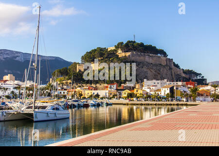 Vue panoramique de Denia Port Marina promenade et château Banque D'Images