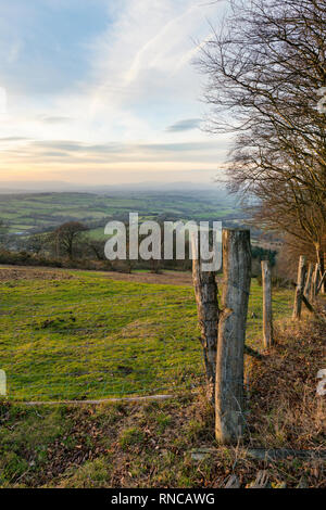 Vue à travers champs vers la montagne noire, Monmouthshire, Wales. Banque D'Images