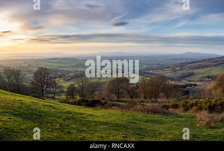 Vue à travers champs vers la montagne noire, Monmouthshire, Wales. Banque D'Images