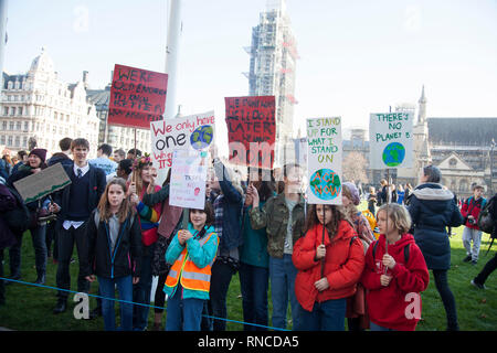 Londres, Royaume-Uni - 15 Février 2019 : les manifestants avec des bannières à un climat de jeunesse mars Banque D'Images