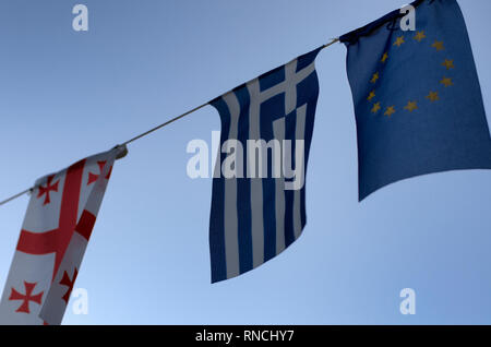 Sur la corde se bloque les drapeaux de Malte, la Grèce et l'Union européenne contre le ciel bleu Banque D'Images